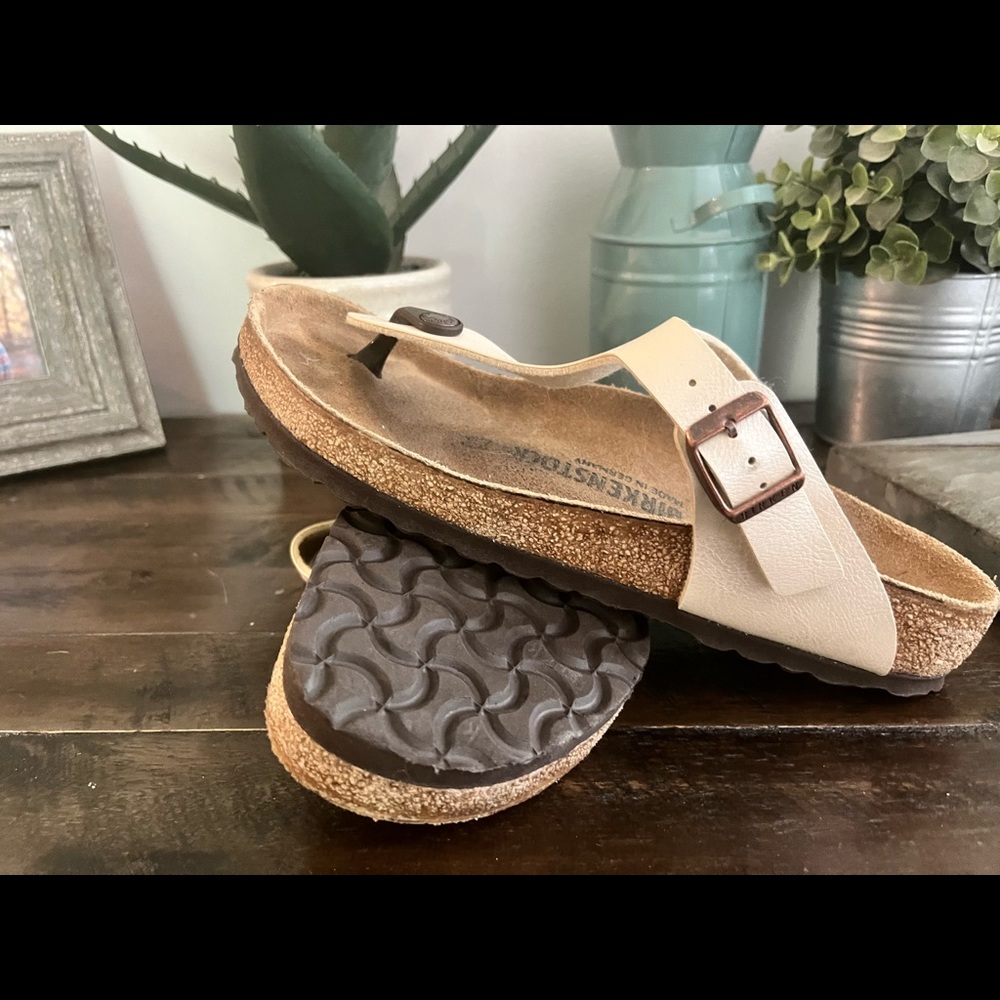 Birkenstock Gizeh size 39 worn twice. Pearl white.